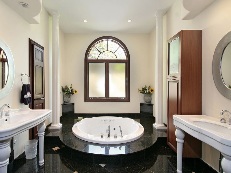 Schwarzer Granit im Bad