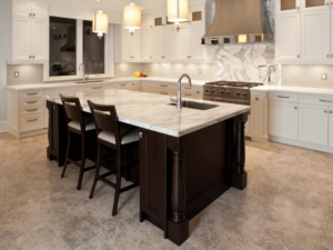 Küche mit Quarz-Arbeitsplatten und Kalksteinboden