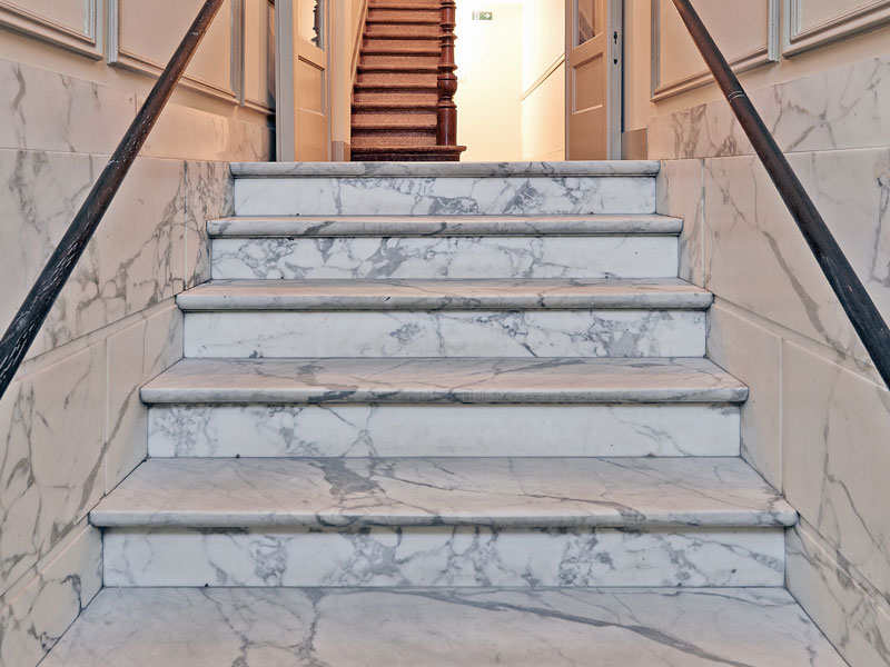 Marmortreppe aus dem edlen Statuario Marmor