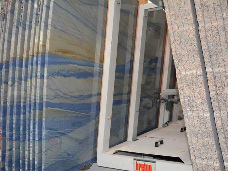 Die fertig hochglanzpolierten Steinplatten zur finalen Verarbeitung