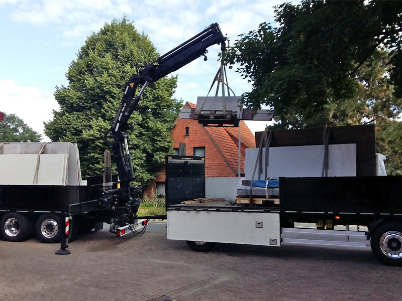 natursteinhandel lieferung mit kranfahrzeug