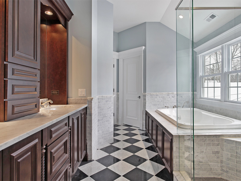 Schwarz-weisser Marmorboden in Schachbrettmuster-Verlegung – Ideal für Flur und Bad im klassischen Stil