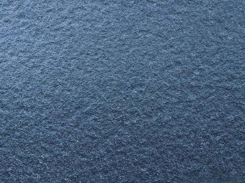 naturstein oberflaeche eco antik Nahaufnahme einer Naturstein-Oberfläche im Finish „Eco antik“ mit einer sandigen, mehrfach gebürsteten Struktur.