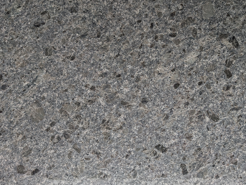 naturstein oberflaechen 3 d Nahaufnahme einer 3D-Naturstein-Oberfläche der Sorte Steel Grey mit einem dynamischen Wechselspiel aus matten Vertiefungen und hochglanzpolierten Erhebungen.