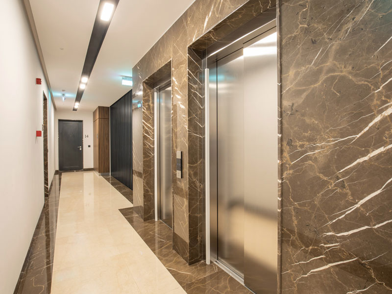 beiger steinfliesen boden und braune wandverkleidung aus kalkstein