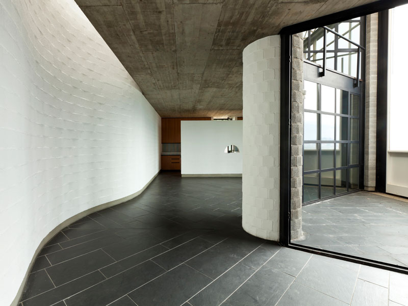 bodenbelag aus schwarzen schiefer fliesen und platten