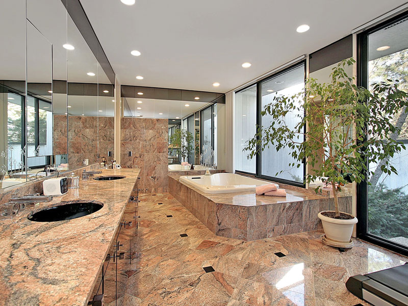 Granitfliesen im Bad mit passendem Waschtisch