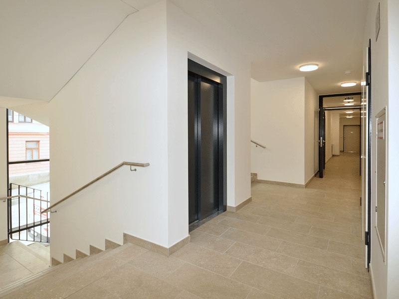 Heller Kalksteinfliesen Boden und Treppenstufen