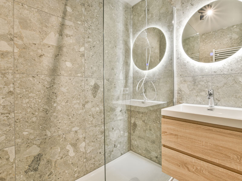 Steinfliesen im Bad aus dem Naturstein Ceppo